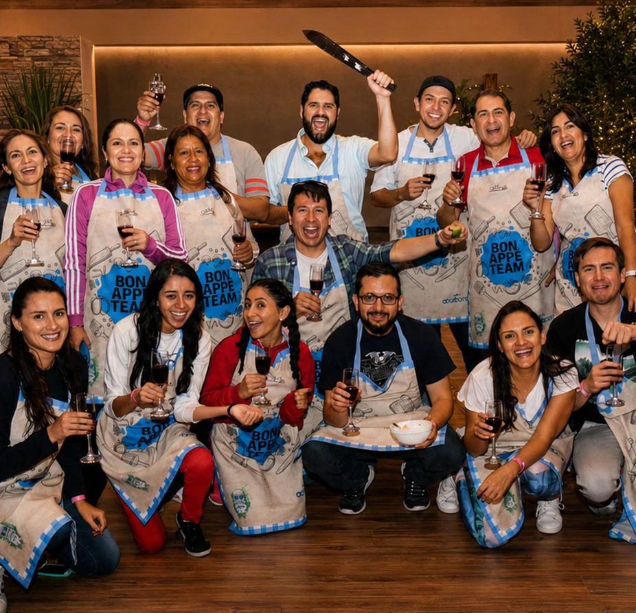 Equipo brindando al cierre de una experiencia culinaria Bon AppeTeam