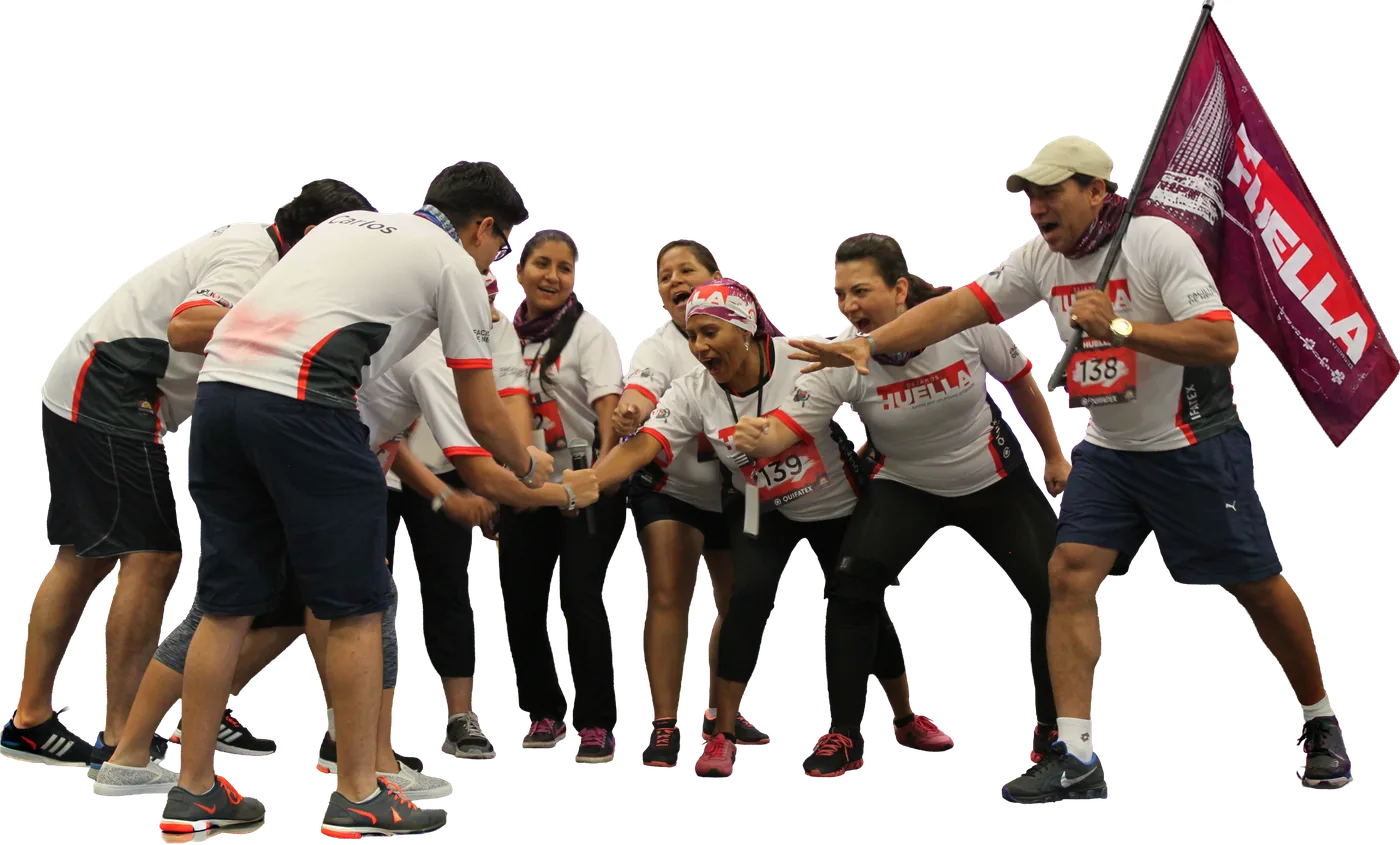 Equipo corporativo celebrando en círculo con dorsales y bandera durante una actividad de integración de Team Building LATAM