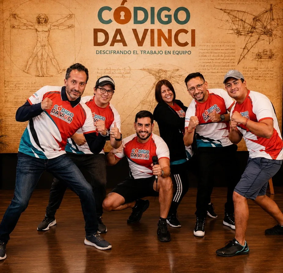 Equipo celebrando en el arranque de un kick off anual