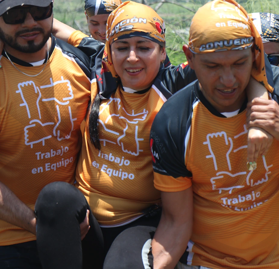 Equipo con camisetas de trabajo en equipo durante una actividad al aire libre
